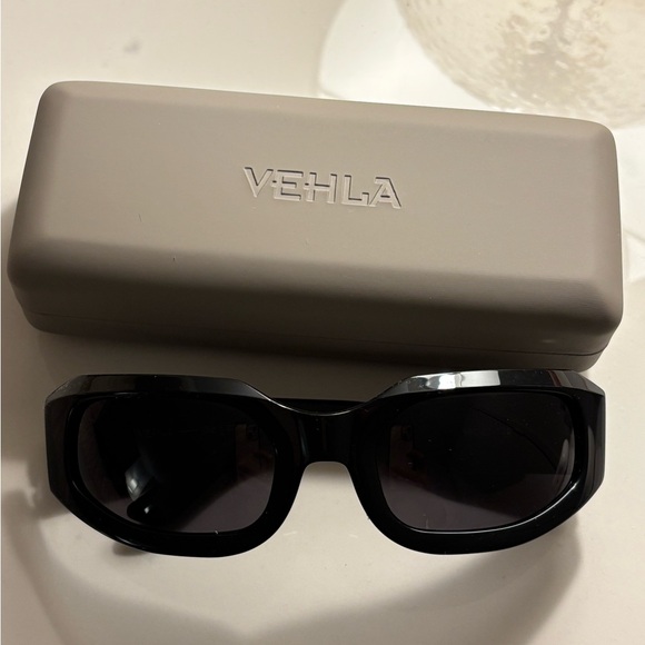 VEHLA Gia Bold Black Sunglasses - Picture 4 of 4